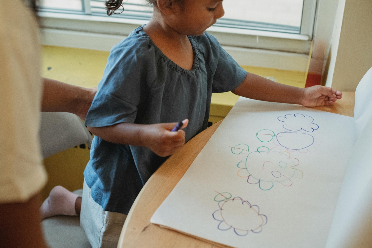 bambina che disegna