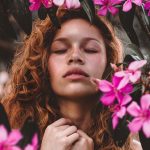 donna con occhi chiusi