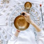 mani che suonano una campana tibetana