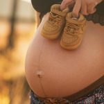 pancia di una donna in gravidanza