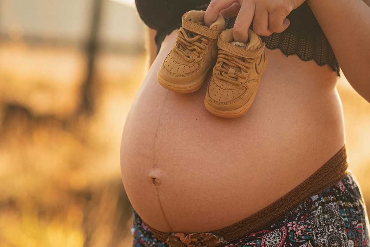 pancia di una donna in gravidanza 