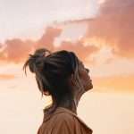 donna che guarda il cielo