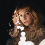 donna-che-tiene-in-mano-filo