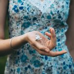 farfalla in mano ad una donna