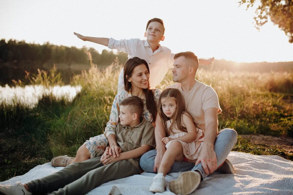 una famiglia con tre bambini