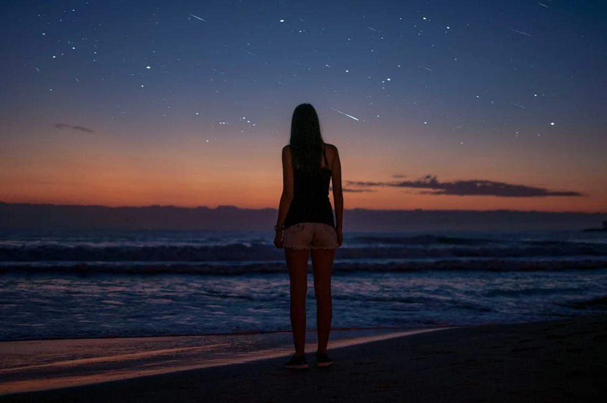 donna in riva al mare di notte