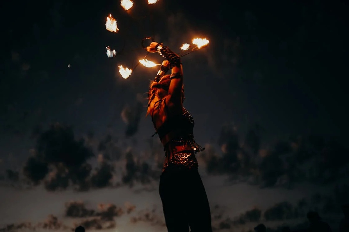 donna che gioca con il fuoco