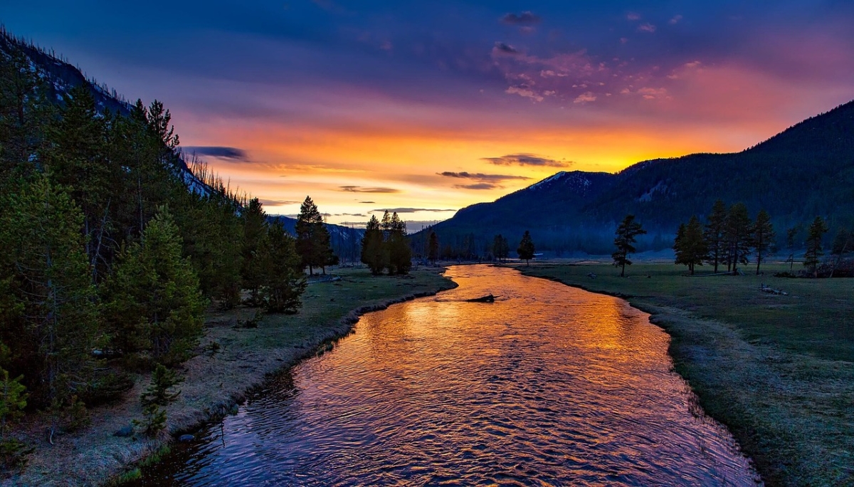tramonto in montagna con un fiume
