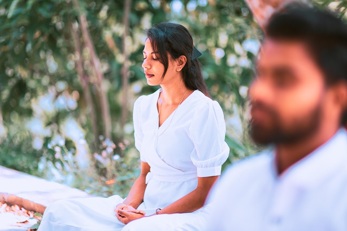 donna e uomo che meditano
