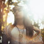 una donna manifesta le energie confortanti della Dea Madre dentro di sé