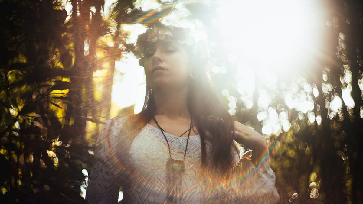 una donna manifesta le energie confortanti della Dea Madre dentro di sé