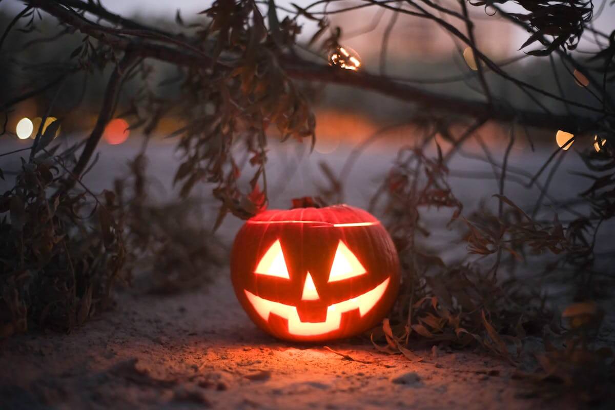 La leggenda di Jack O'Lantern, simbolo liminale della zucca, come passaggio tra il mondo dei vivi e dei morti