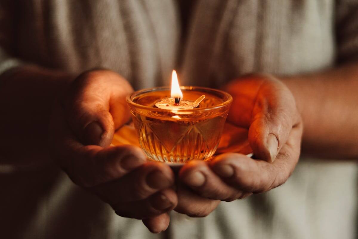 Momento di calma e consapevolezza con candela e scrittura riflessiva