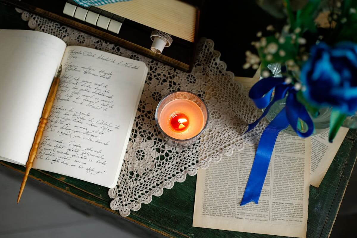 Scrittura meditativa su diario per salutare l'anno che se ne va