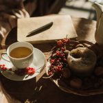 Diario aperto con penna su tavolo, simbolo di riflessione e scrittura personale a fine anno