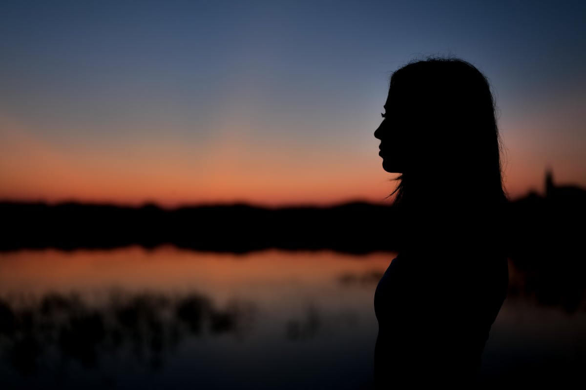 Donna nella notte, simbolo di introspezione e relazione con il buio come rifugio dell'essere