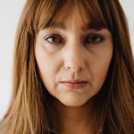 Donna con il viso triste