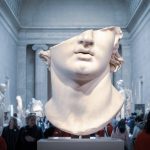 Busto classico, simbolo di mito e riflessione interiore
