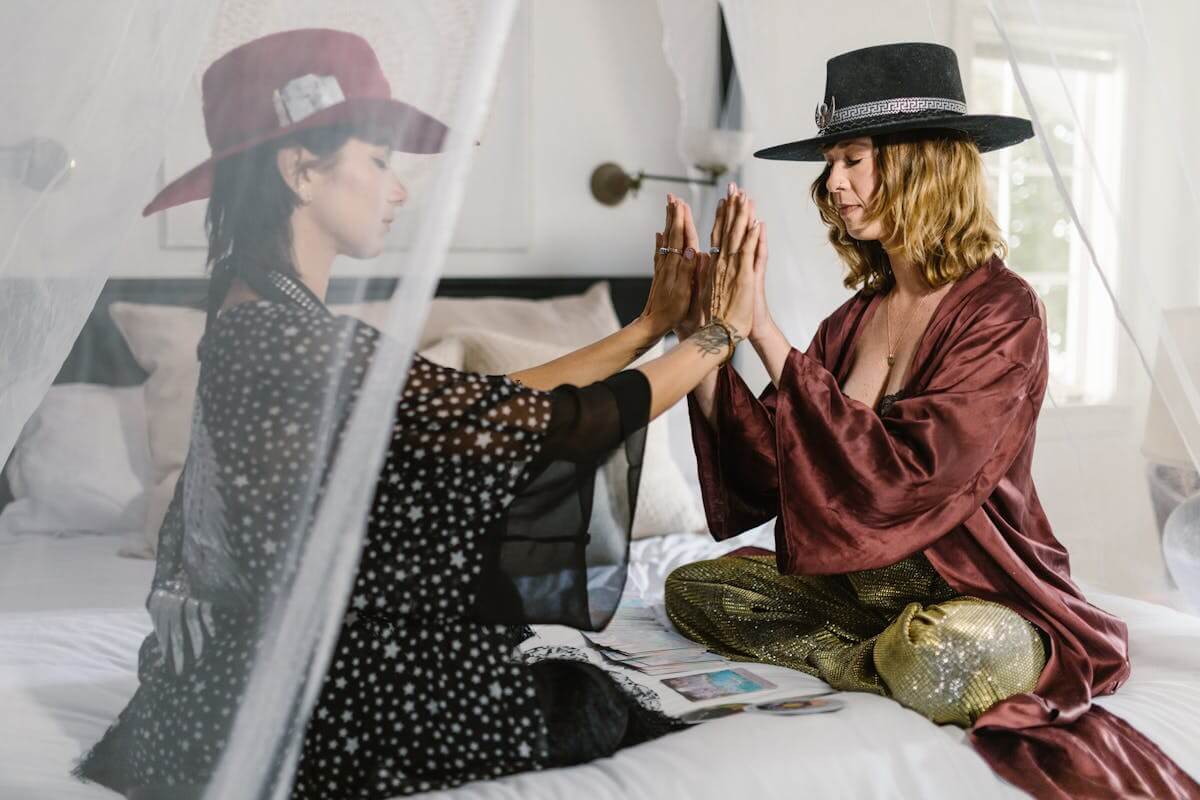 Due donne con vestiti di colori opposti come metafora della relazione tra ascendente e discendente.