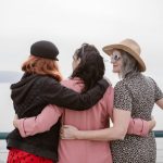 Donne che si abbracciano di spalle