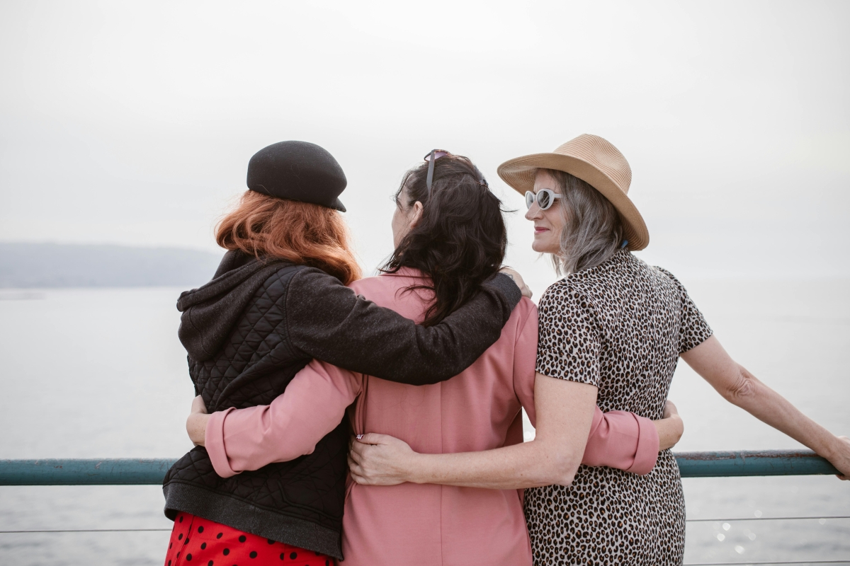 Donne che si abbracciano di spalle