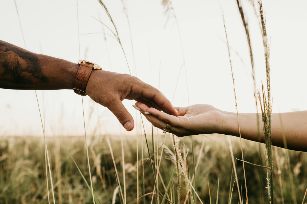 mani di innamorati che si toccano