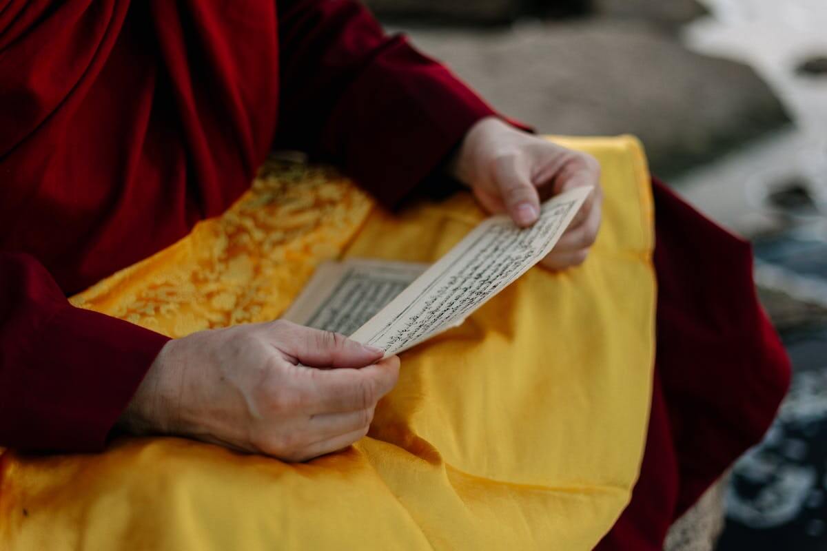 monaco buddista legge testi sacri
