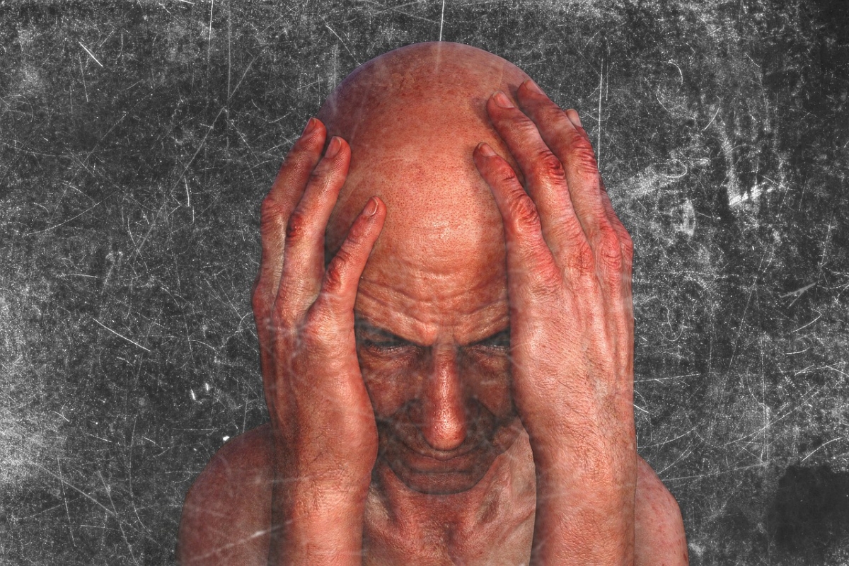 uomo confuso con le mani sulla testa