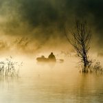 Uomo su una barca nella nebbia, rappresentazione simbolica del mito di Orfeo, l'uomo che sfidò la morte per amore