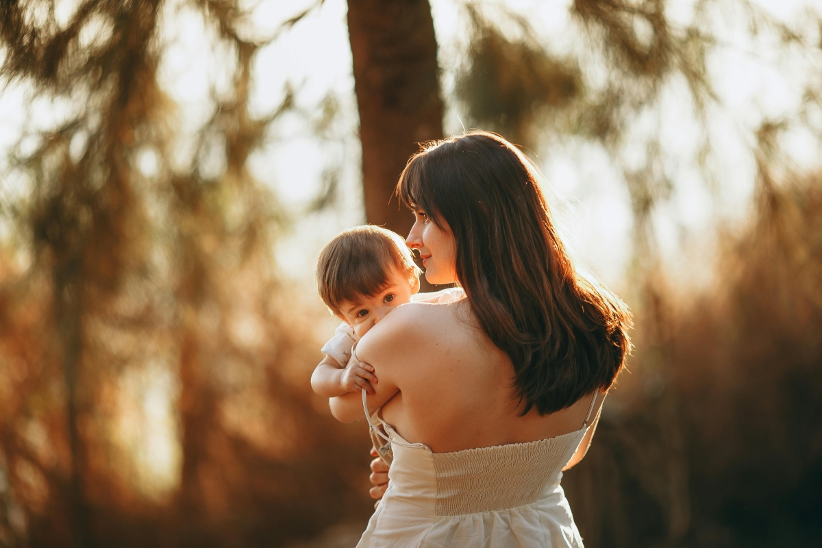 Donna con in braccio un bambino piccolo