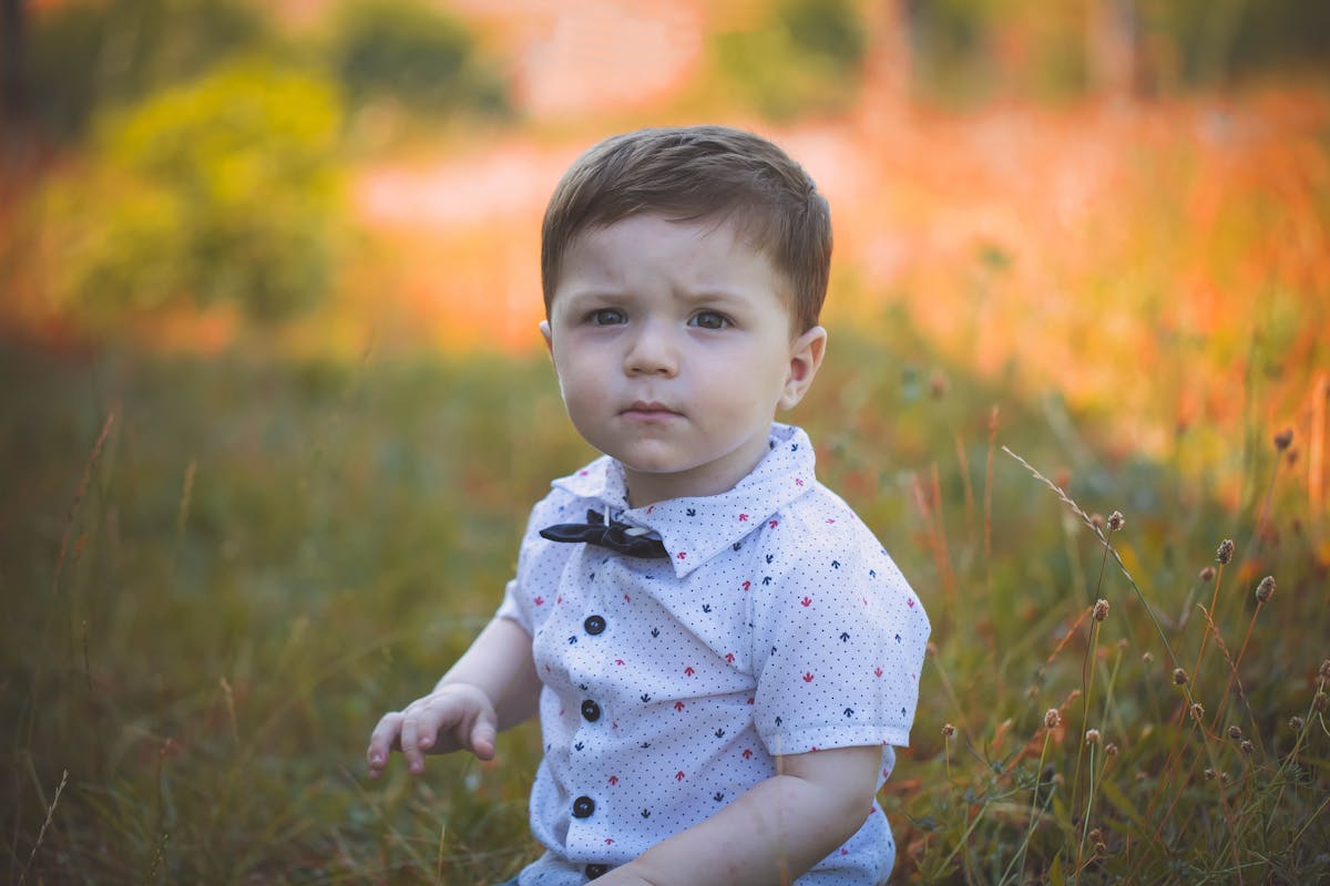 Un piccolo bambino serio, di nome Giuseppe