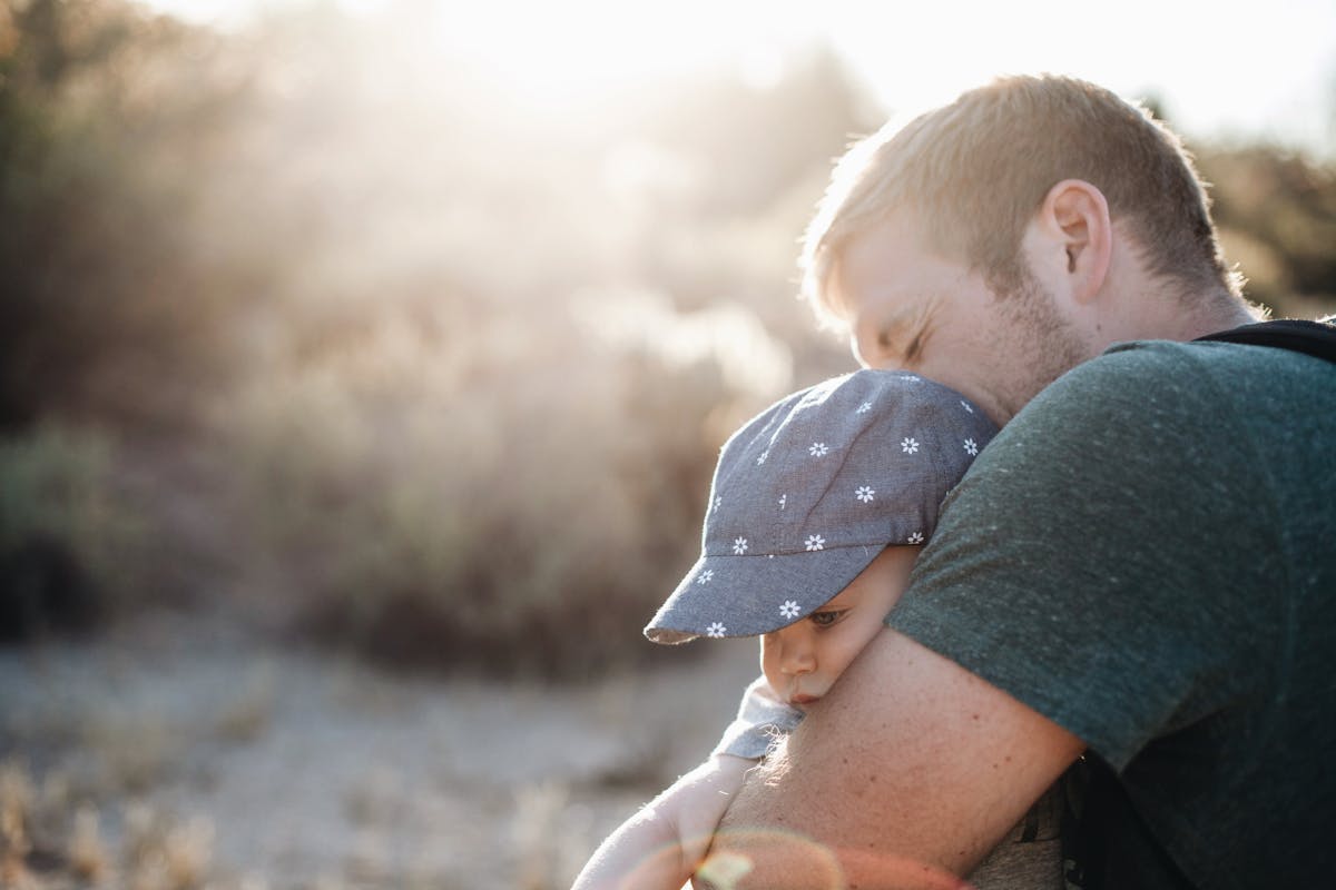 Un padre abbraccia suo figlio