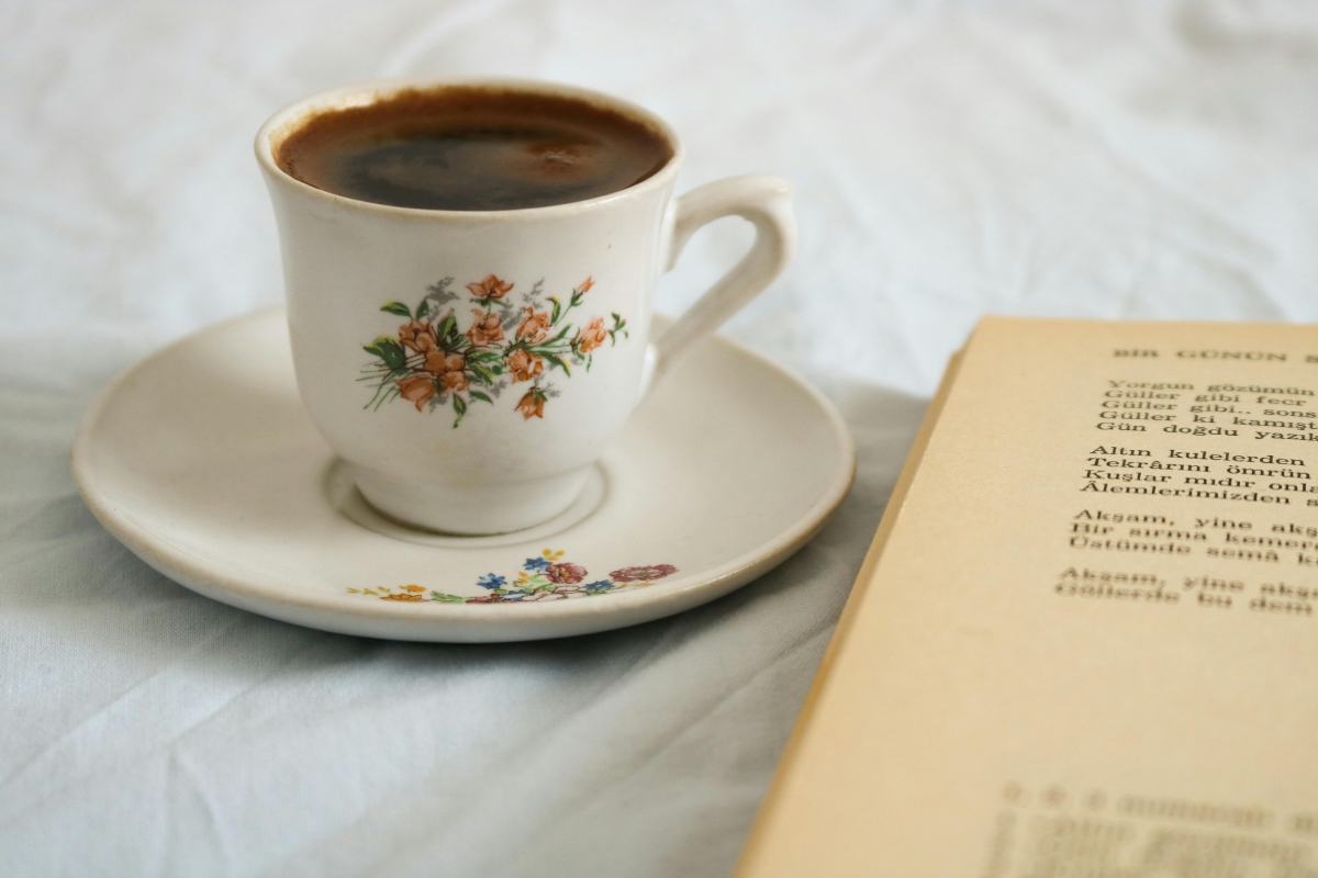 libro con vicino una tazzina