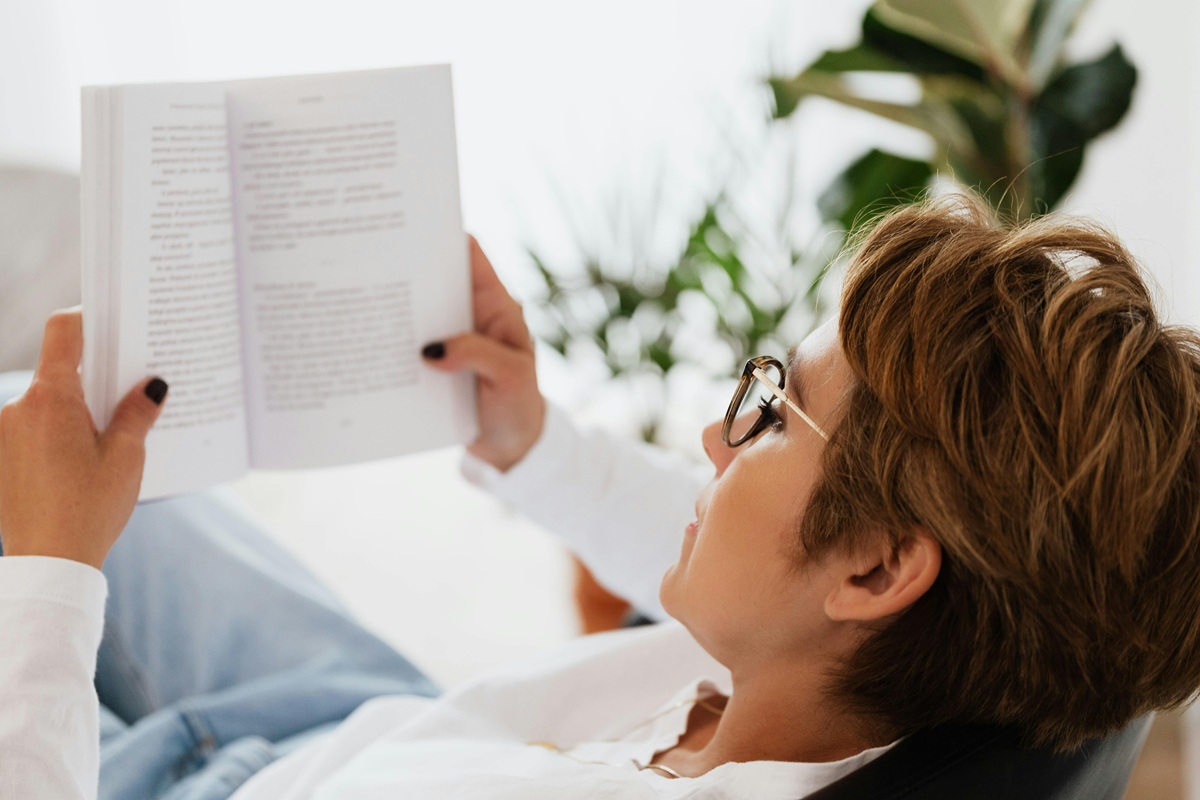 donna che legge un libro