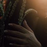 Donna con spighe di grano incarna l'archetipo di Demetra, la dea delle messi