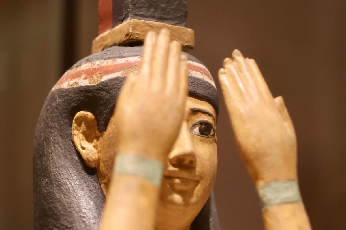 Statua di Iside nel museo egizio del Louvre