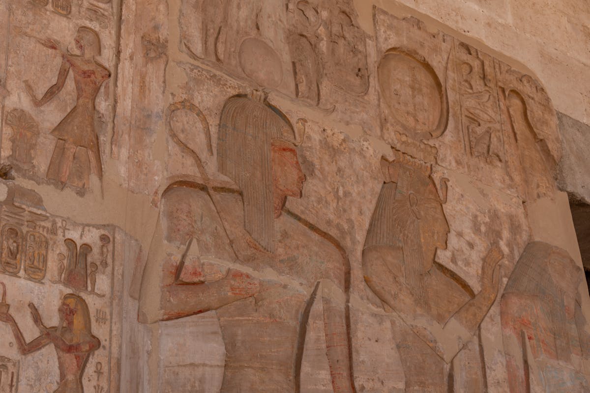 Bassorilievo di Iside con corona di Hathor