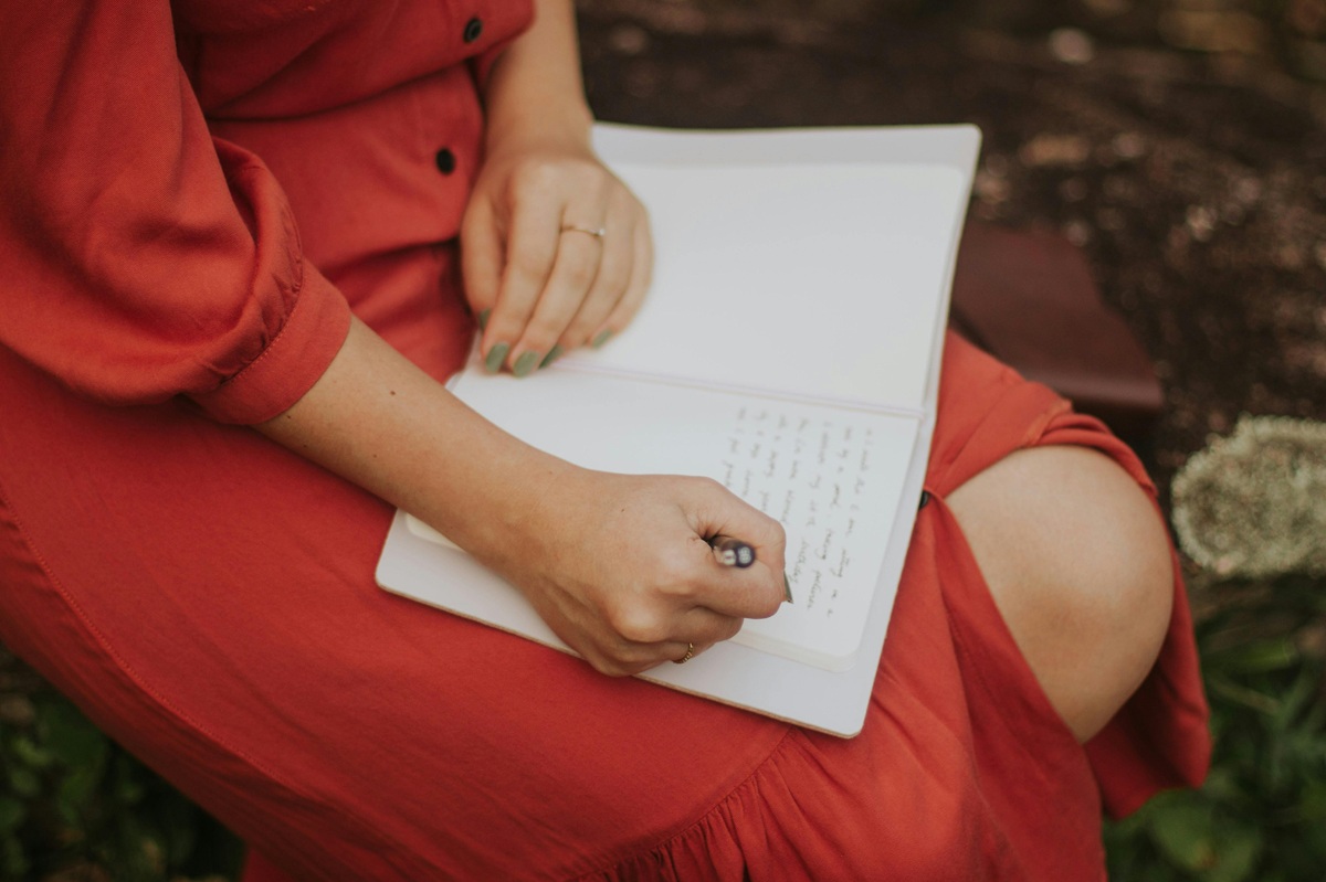 una donna che scrive a mano