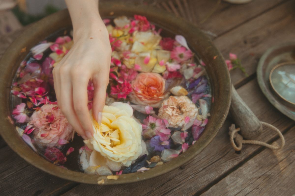 Il rituale dell'acqua di san Giovanni con rose e altri fiori come simbolo di fioritura personale