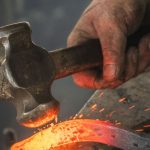 Le mani di un fabbro all'opera
