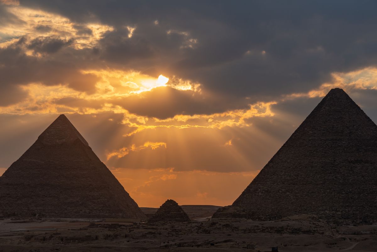 Il dio sole Ra sopra le piramidi d'Egitto