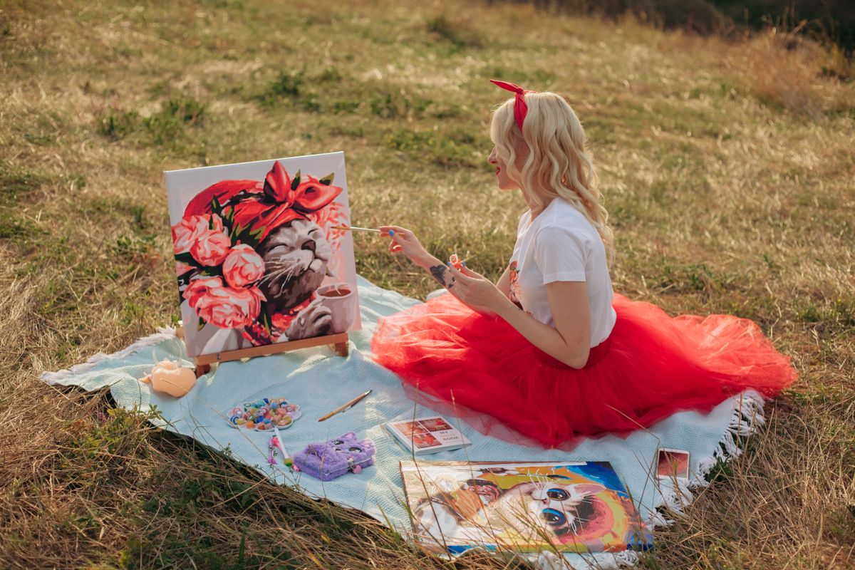ragazza pittrice dipinge un quadro come atto d'identità creativa