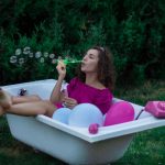 Una donna crea atmosfera creativa giocando con bolle di sapone