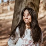 Selene Calloni Williams in un bosco