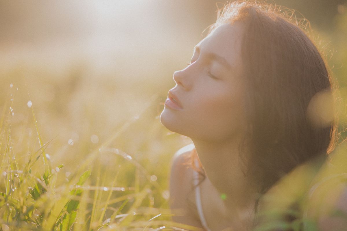 Una donna sperimenta un momento di contemplazione d'estate