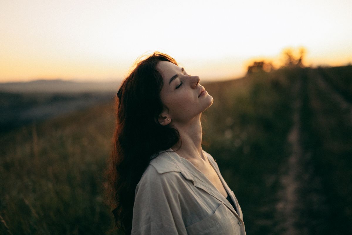 Una donna al crepuscolo vive momento d'ispirazione, il dono delle Muse