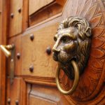 maniglia a forma di leone