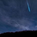 Vista mozzafiato di un meteora che attraversa un cielo notturno stellato