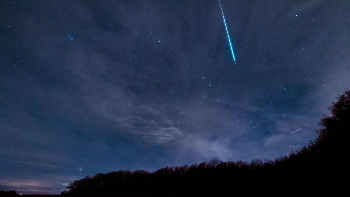 Vista mozzafiato di un meteora che attraversa un cielo notturno stellato