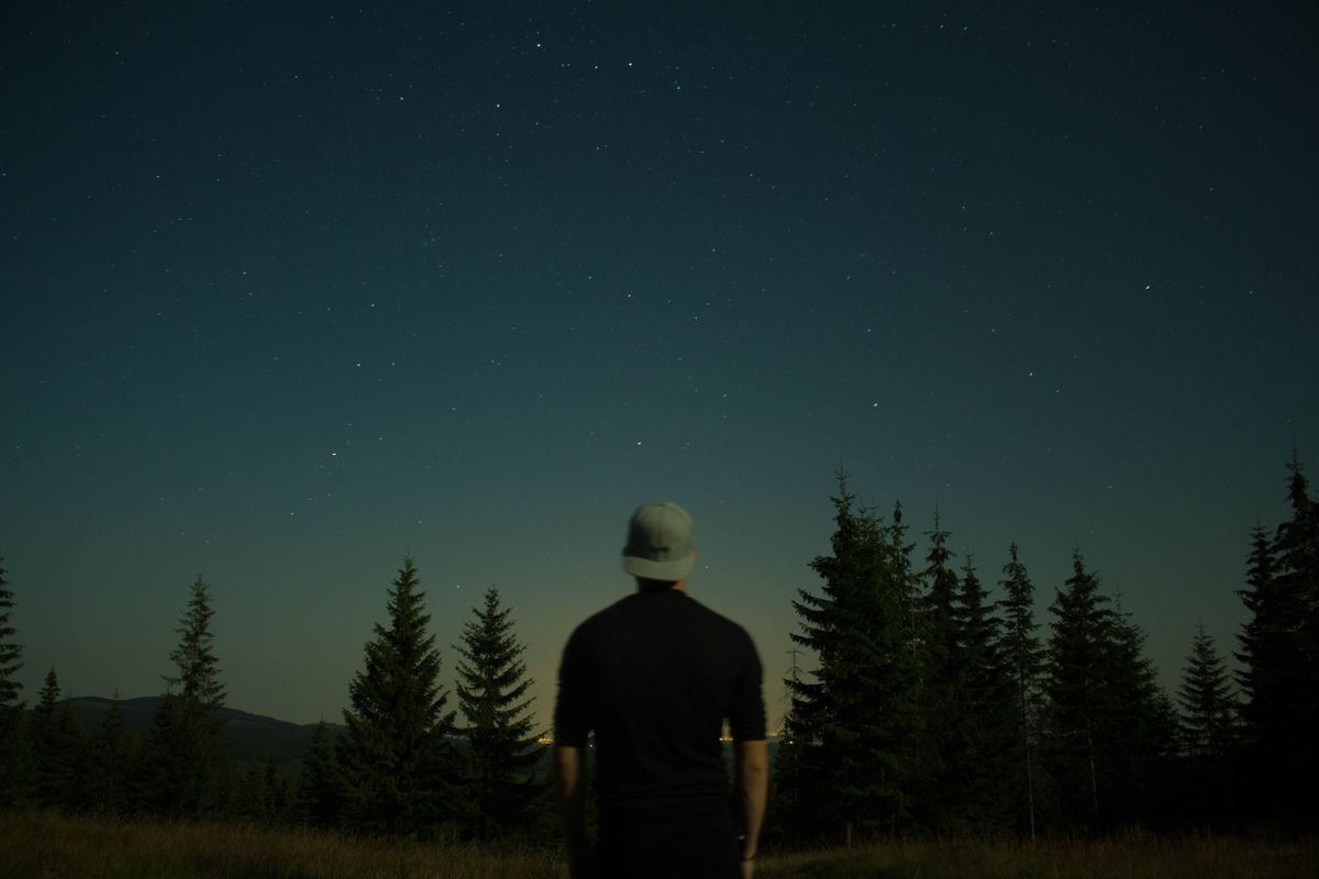 Un uomo osserva le stelle la notte del 10 agosto, per esprimere un desiderio